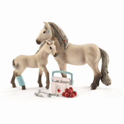Hardware store usa |  Hannah's First Aid Kit | 42430 | SCHLEICH NORTH AMERICA